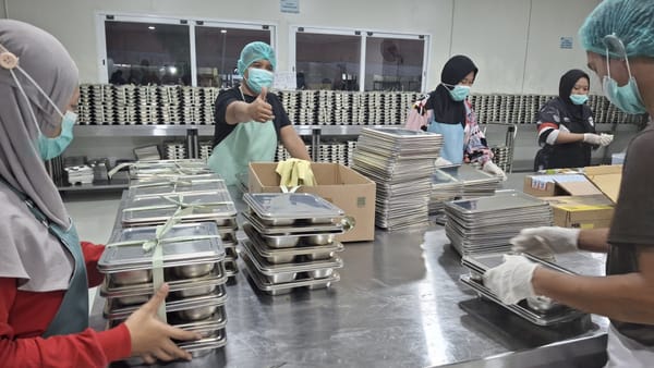 Hari Keempat Program MBG Polda Jatim: Ribuan Pelajar Nikmati Makanan Bergizi, Prestasi Jadi Target