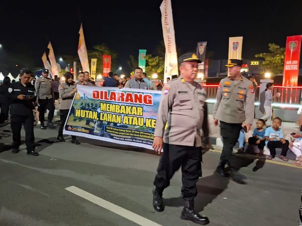 Cegah Karhutla, Satgas Operasi Bina Karuna Edukasi Warga di Bundaran Besar Palangka Raya