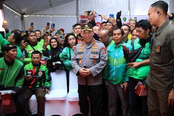 Peduli Sesama, Kapolri Berikan Bantuan Sembako dan Alat Disabilitas di Acara Bakti Kesehatan