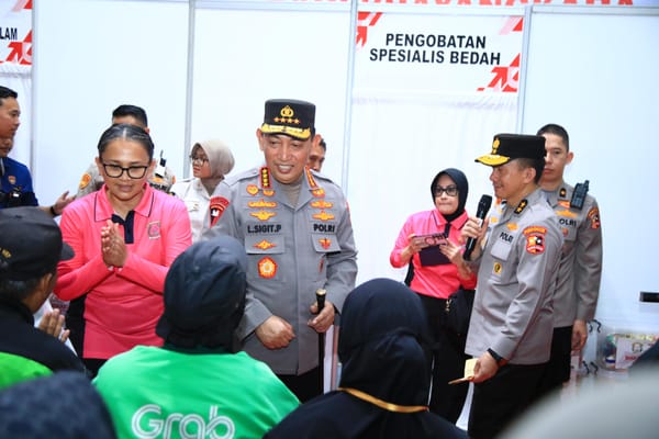 Kapolri Salurkan Sembako dan Alat Bantu Disabilitas di Puncak Bakti Kesehatan