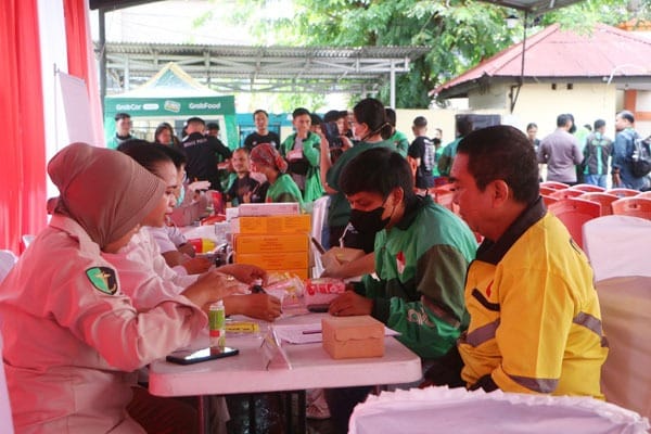 Pengemudi Ojol Antusias Dapat Layanan Kesehatan Gratis dari Polda Sulut di Hari Bhayangkara ke-79
