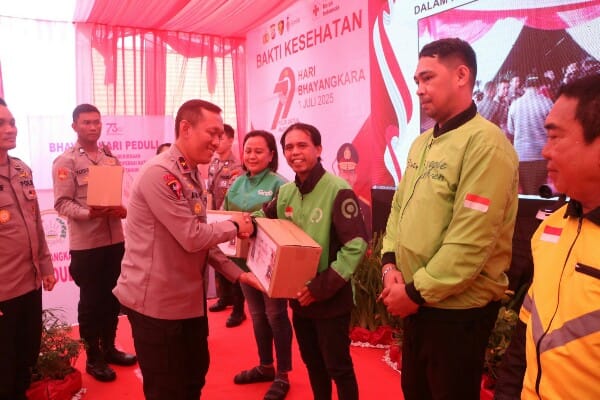 Polda Sulut Salurkan 200 Paket Bansos untuk Pengemudi Ojol