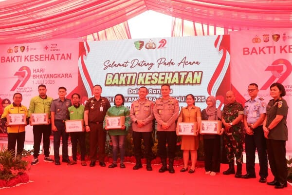 Peduli Ojol, Polda Sulut Serahkan 200 Paket Bantuan Sosial