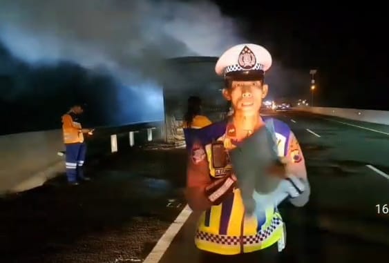 Respons Cepat! Satlantas Polres Brebes Atasi Kebakaran Bus Akas di Tol KM 236