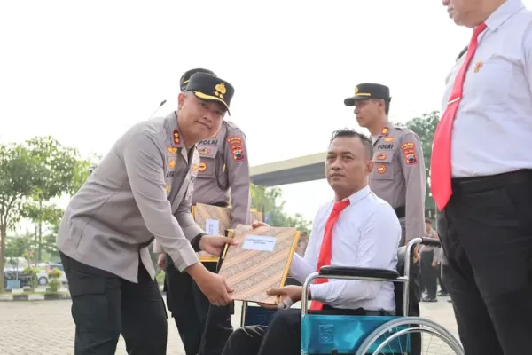Bripka Rofiq Terima Penghargaan Usai Alami Cedera Serius Saat Bertugas