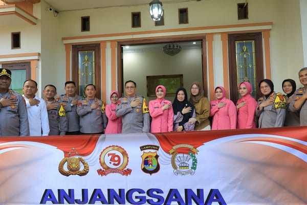 Kapolda Lampung Anjangsana ke Keluarga Briptu Anumerta Ghalib Surya Ganta Sambut Hari Bhayangkara ke-79