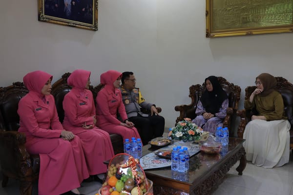 Dalam Rangka Hari Bhayangkara ke-79, Kapolda Lampung Kunjungi Keluarga Briptu Anumerta Ghalib Surya Ganta