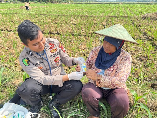 Pengabdian Bripda Iqbal di Ladang