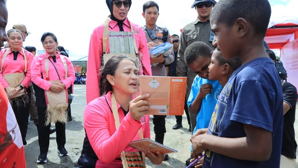 Ketum Bhayangkari Ny Juliati Sigit Prabowo Lakukan Baksos di Sorong