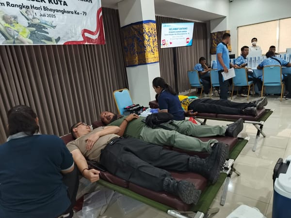 Sinergi TNI-Polri dan Warga, Polsek Kuta Adakan Donor Darah Jelang Hari Bhayangkara