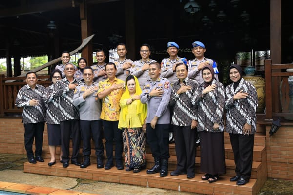 Polri Kunjungi Jenderal (Purn) Sutarman dalam Rangka Anjangsana HUT Bhayangkara ke-79