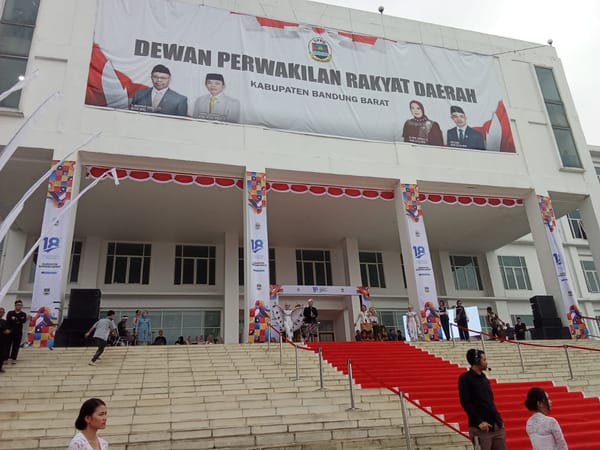 Rapat Paripurna Hari Jadi ke-18 Kabupaten Bandung Barat, hingga Box Mewah Berisi Makanan Basi dan Buah Busuk