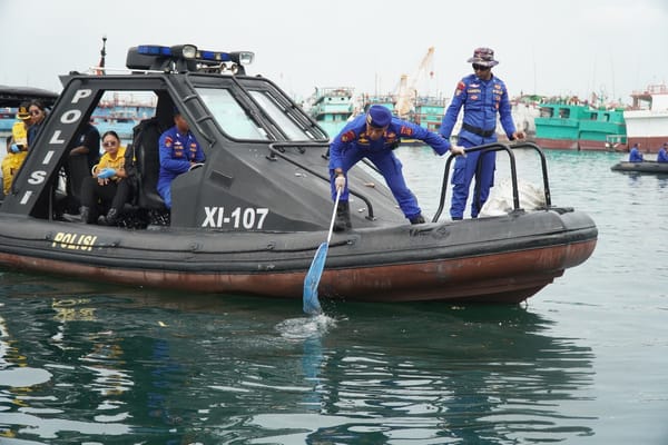 Peduli Lingkungan, Ditpolairud Polda Bali Sapu Bersih Sampah Laut Jelang Hari Bhayangkara