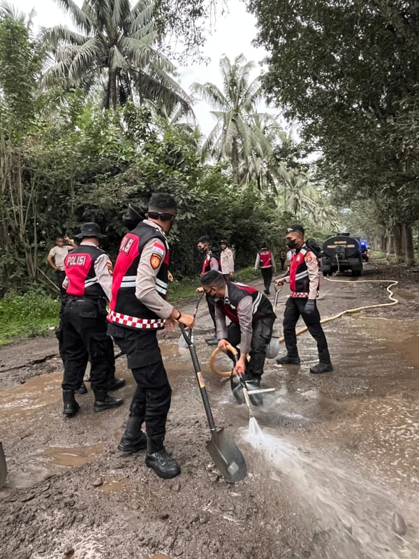 Peduli Warga Terdampak, Polda NTT Sigap Bersihkan Area Erupsi Gunung Lewotobi Laki