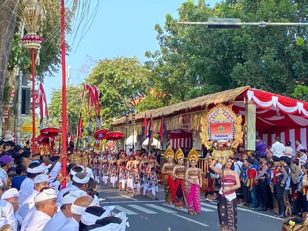Peduli Budaya, Wakapolda Bali Ikuti Prosesi Pelepasan Ped Aya di Lapangan Renon