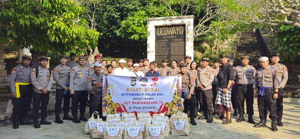 Ditpamobvit Polda Bali Gelar Bhakti Sosial di Pura Uluwatu Sambut Hari Bhayangkara ke-79
