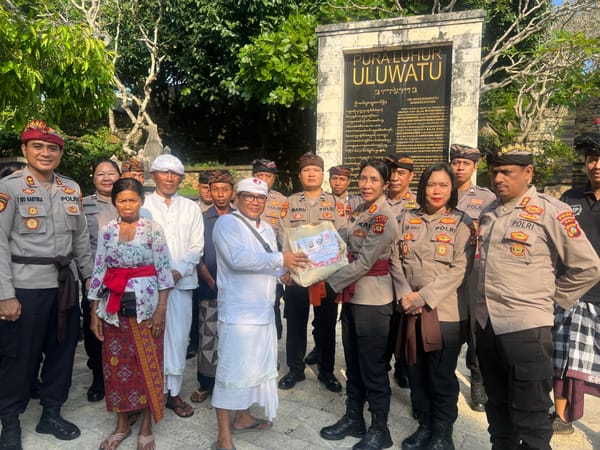 Sambut Hari Bhayangkara ke-79, Ditpamobvit Polda Bali Laksanakan Bhaksos di Pura Uluwatu