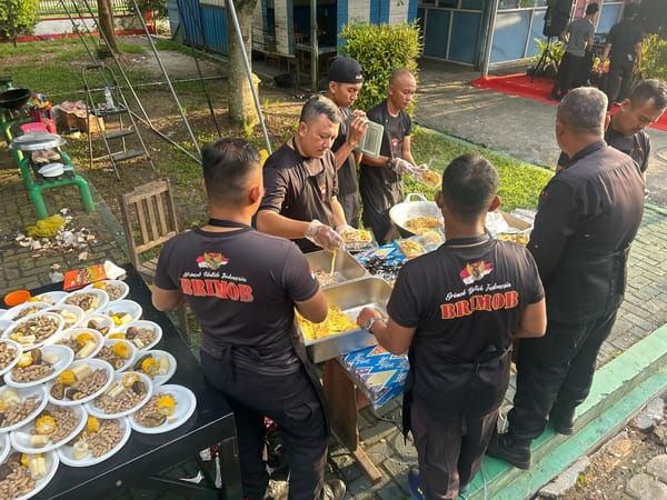 Hari Bhayangkara ke-79: Brimob Kalteng Hadirkan Dapur Lapangan untuk Warga di CFD