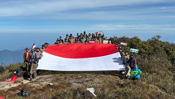 Semarak Hari Bhayangkara, Tim Ekspedisi Kibarkan Merah Putih di Puncak Gunung Leuser