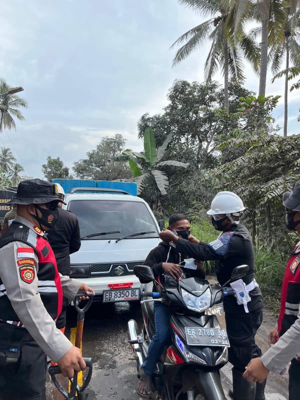 Polri Peduli, Polda NTT Imbau Warga Waspada Erupsi Gunung Lewotobi Laki-Laki