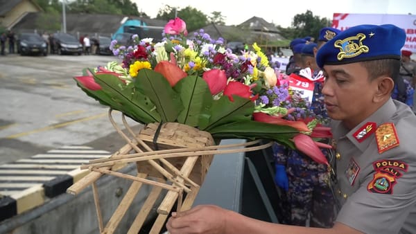 Waka Polda Bali Pimpin Upacara Tabur Bunga di Laut Benoa Sambut Hari Bhayangkara ke-79