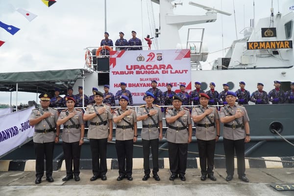 Peringati Hari Bhayangkara ke-79, Waka Polda Bali Gelar Tabur Bunga di Laut Benoa