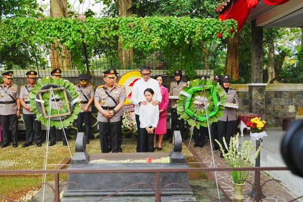 Jelang Hari Bhayangkara, Kapolri Ziarah ke Makam BJ Habibie dan Jenderal Hoegeng