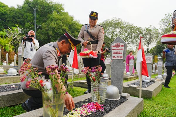 Kapolri Lakukan Ziarah ke Makam Tokoh Bangsa Jelang Hari Bhayangkara