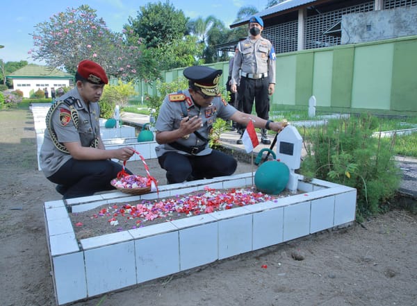 Sambut Hari Bhayangkara ke-79, Polda NTB Tabur Bunga di Makam Pahlawan