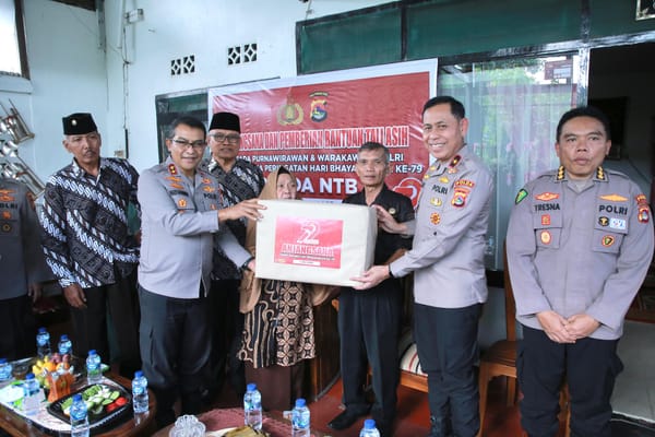 Hari Bhayangkara ke-79, Kapolda NTB Tunjukkan Kepedulian Lewat Bantuan Sosial