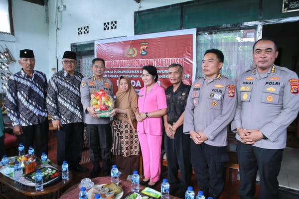 Sambut Hari Bhayangkara ke-79, Kapolda NTB Salurkan Bansos untuk Keluarga Purnawirawan