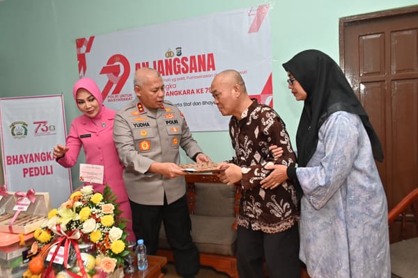Kapolda Kalsel Lakukan Anjangsana, Kunjungi Personel Sakit dan Warakauri