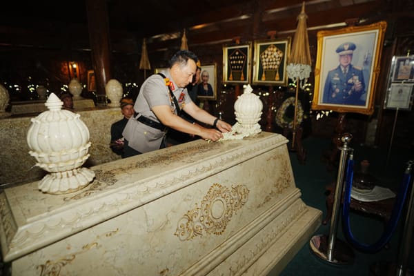 Kapolri Lakukan Ziarah ke Makam Presiden Soeharto dalam Rangka Hari Bhayangkara ke-79