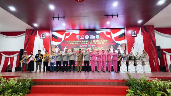 Polda Kalsel Gelar Bakti Sosial, Serahkan 100 Unit Rumah dalam Program Bedah Rumah