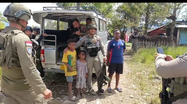 Satgas Damai Cartenz Patroli dan Beri Layanan Kesehatan di Distrik Siepkosi