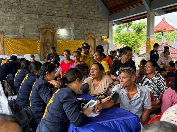 Sinergi Biddokkes dan Ditpolairud Polda Bali, Warga Nusa Penida Terima Layanan Kesehatan Gratis