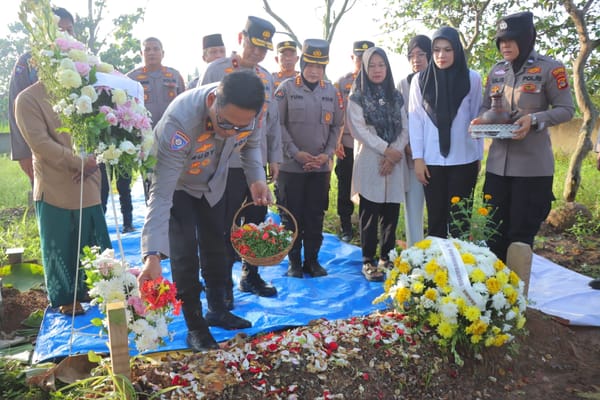 Peringati Hari Bhayangkara ke-79, Baharkam Polri Ziarahi Makam Briptu Anumerta Ghalib