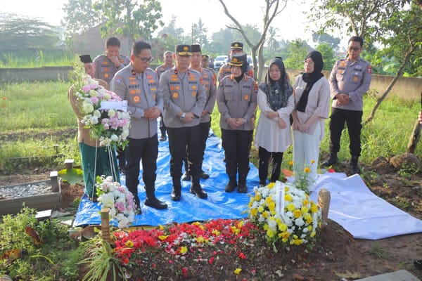 Hari Bhayangkara ke-79, Baharkam Polri Kenang Briptu Ghalib Lewat Ziarah Makam