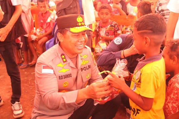 Sinergi Peduli: Kapolda NTT Dampingi Anak-anak Lewotobi dengan Trauma Healing