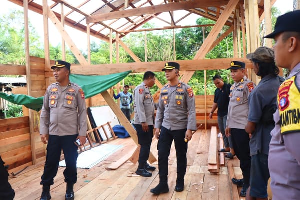 Kapolres Katingan Tinjau Bedah Rumah Warga Sambut HUT Bhayangkara ke-79