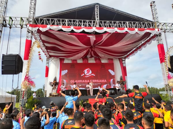 Aksi Panggung Bagus Wirata Meriahkan Jalan Sehat di Renon Bareng TNI-Polri dan Masyarakat
