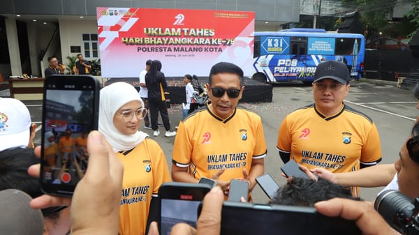 Kebersamaan Polisi dan Masyarakat Terlihat di Jalan Sehat Kayutangan