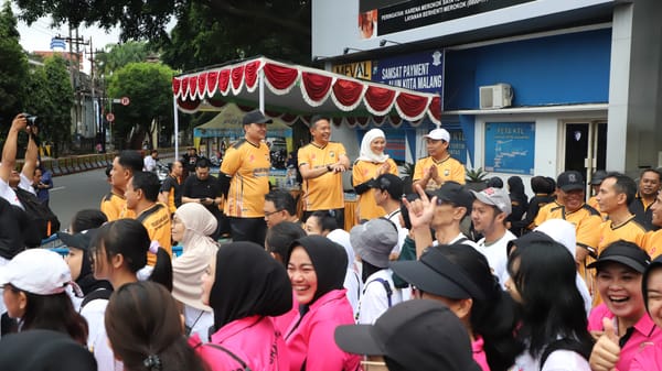 Peringati Hari Bhayangkara, Ribuan Warga Jalan Sehat Bersama Polresta di Kayutangan