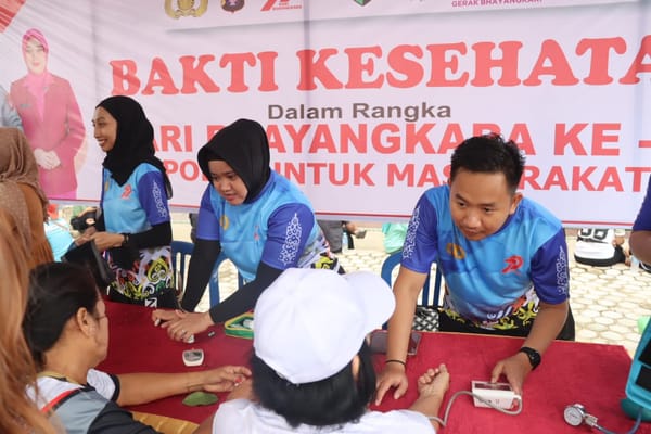 HUT Bhayangkara ke 79 Jalan Sehat dan Bakti Kesehatan Wujud Kepedulian untuk Negeri