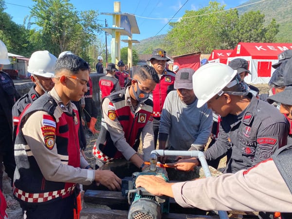 Wujud Kepedulian, Polda NTT Penuhi Kebutuhan Air Bersih di Posko Pengungsian Konga