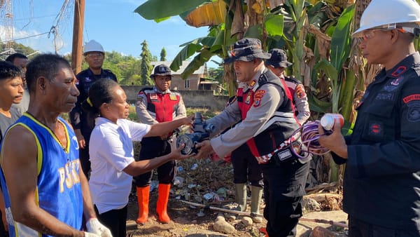 Polda NTT Bantu Dinamo Air dan Perbaiki Sumur untuk Pengungsi di Posko Konga