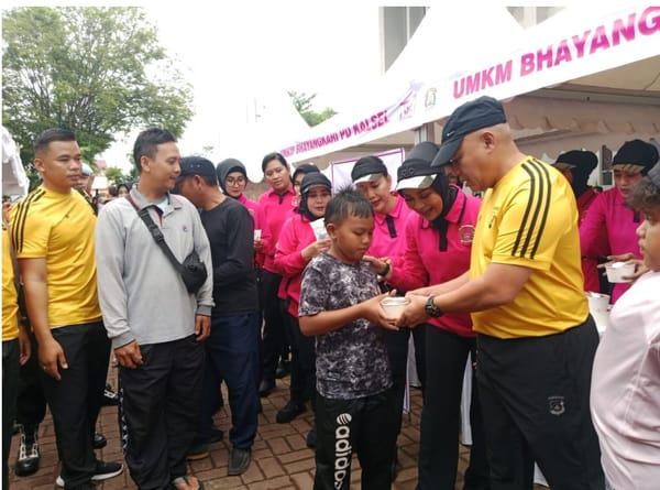 Rayakan HUT Bhayangkara ke-79, Polda Kalsel Bagi Ribuan Paket Makanan Gratis di Car Free Day