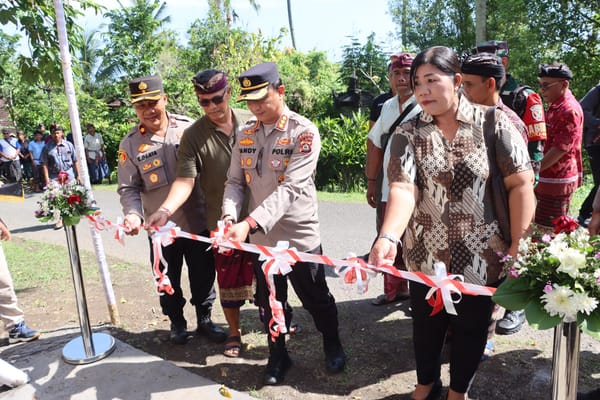 Polda Bali Salurkan Bantuan 800 Meter Pipa Air di Desa Pergung, Jembrana