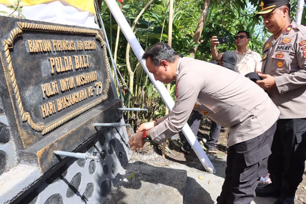 Wujud Kepedulian, Polda Bali Bantu 800 Meter Pipa untuk Warga Desa Pergung Jembrana