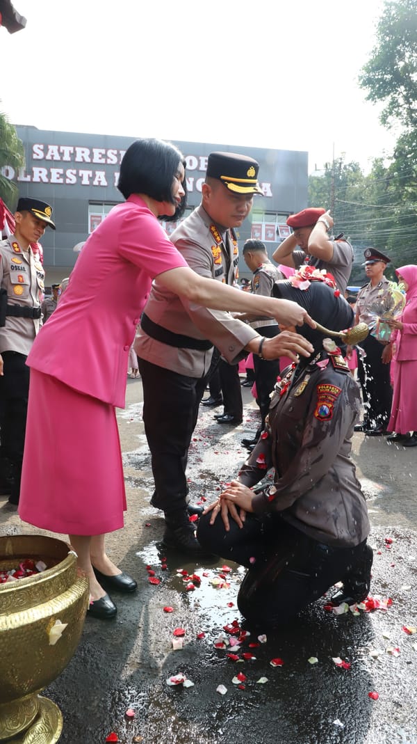 Jelang Bhayangkara ke-79, Kapolresta Malang Kota Lantik Puluhan Personel Naik Pangkat